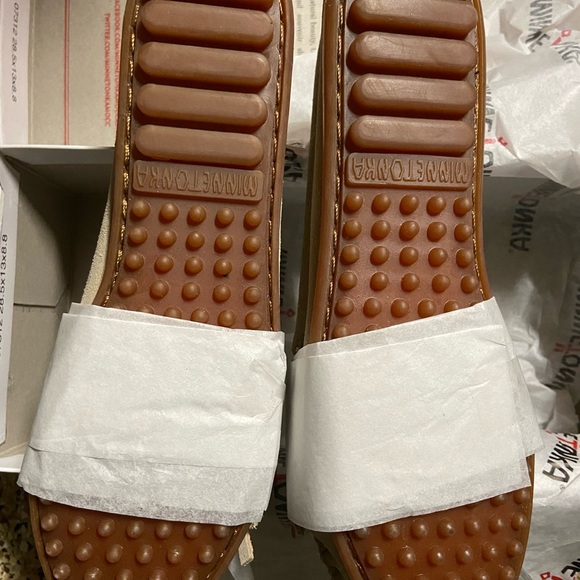 Minnetonka Women's size 5 Kilty Hardsole Moccasins - Picture 7 of 7